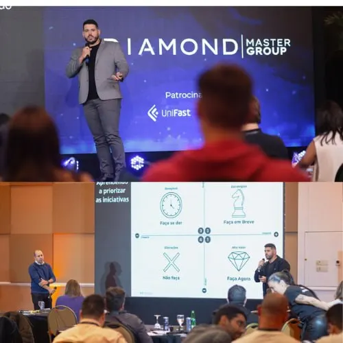 Léo Molina no palco falando pra uma plateia de empresários