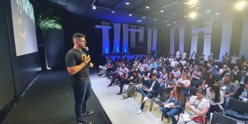 Léo Molina palestrando pra um auditório cheio