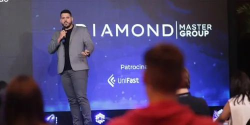 Léo Molina no palco do Diamond Master Group